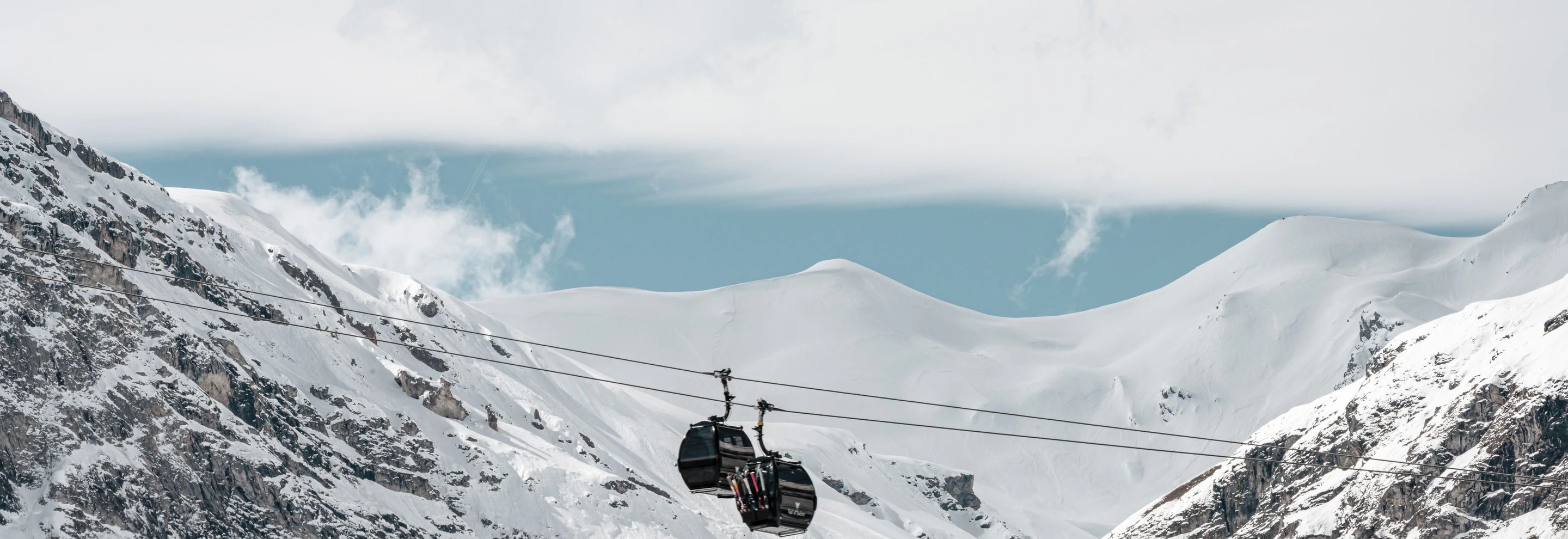 Cable car crossing the snowy peaks of the Alps, Experimental Group