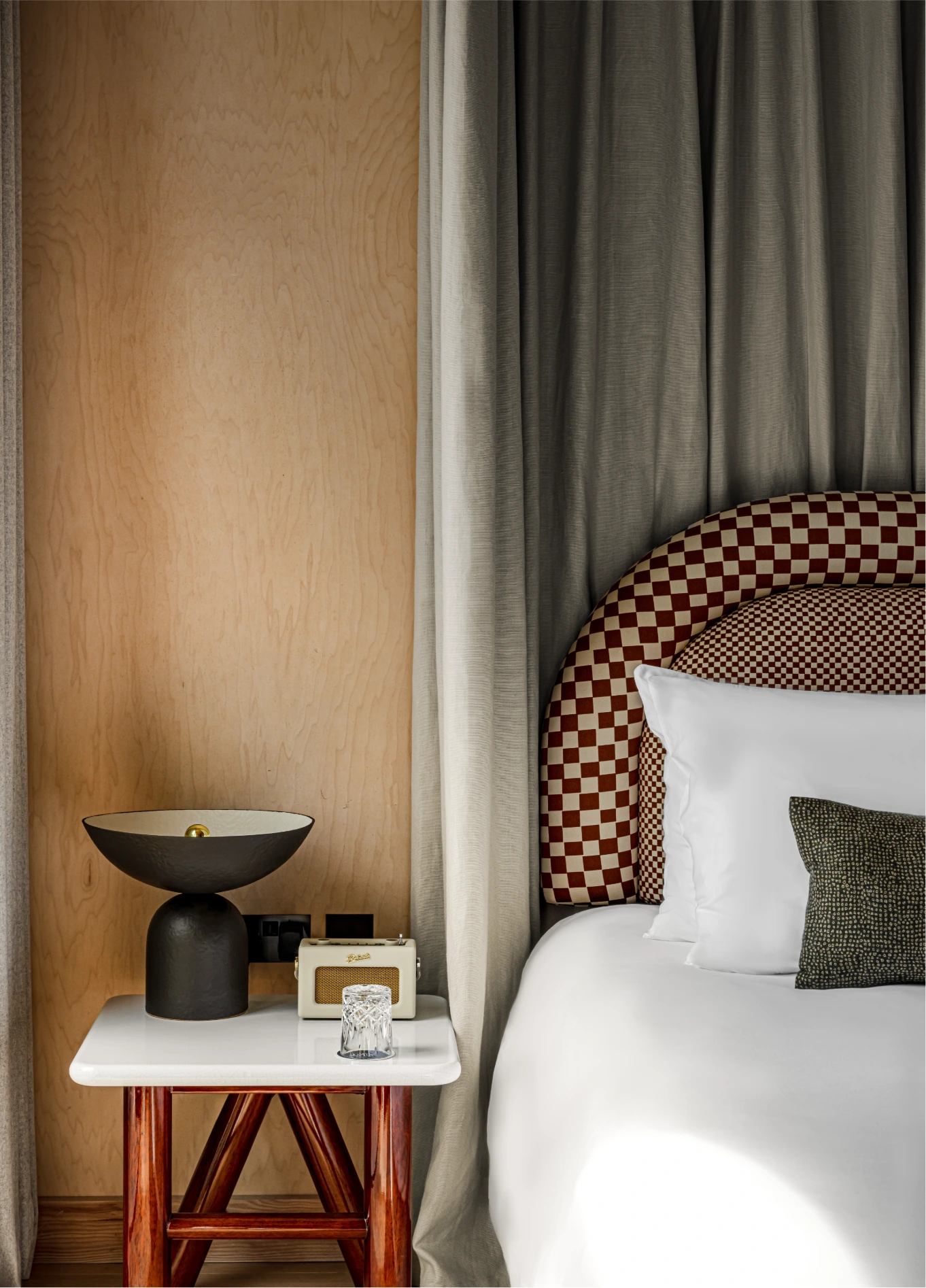 Chambre avec lit en lin blanc et table de nuit en rotin au Cowley Manor Experimental, Cotswolds