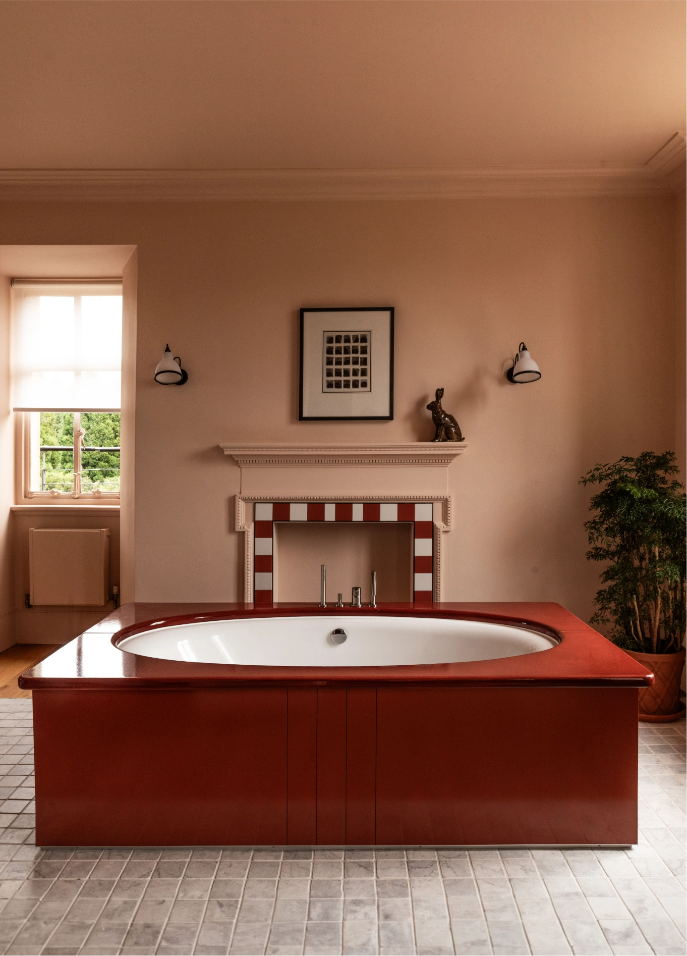 Salle de bain avec baignoire encastrée rouge et carrelage au Cowley Manor Experimental, Cotswolds