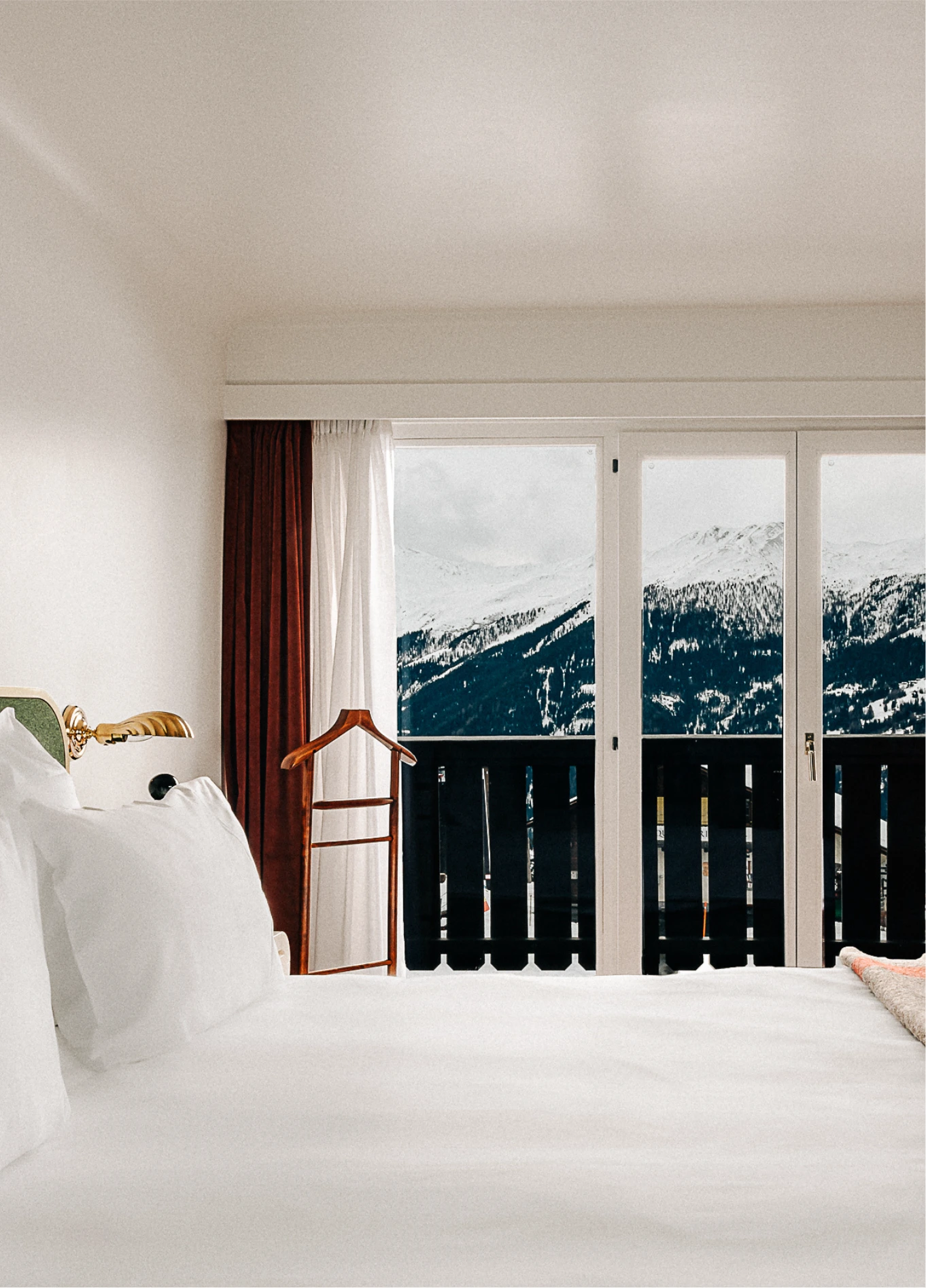 Bright bedroom with king size bed and snowy mountain view at Experimental Chalet, Verbier