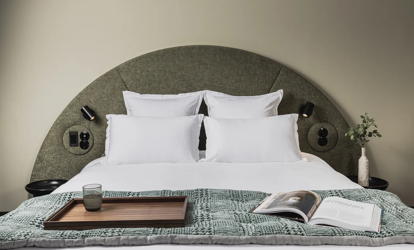 Double bed with a rounded headboard, Experimental Group.