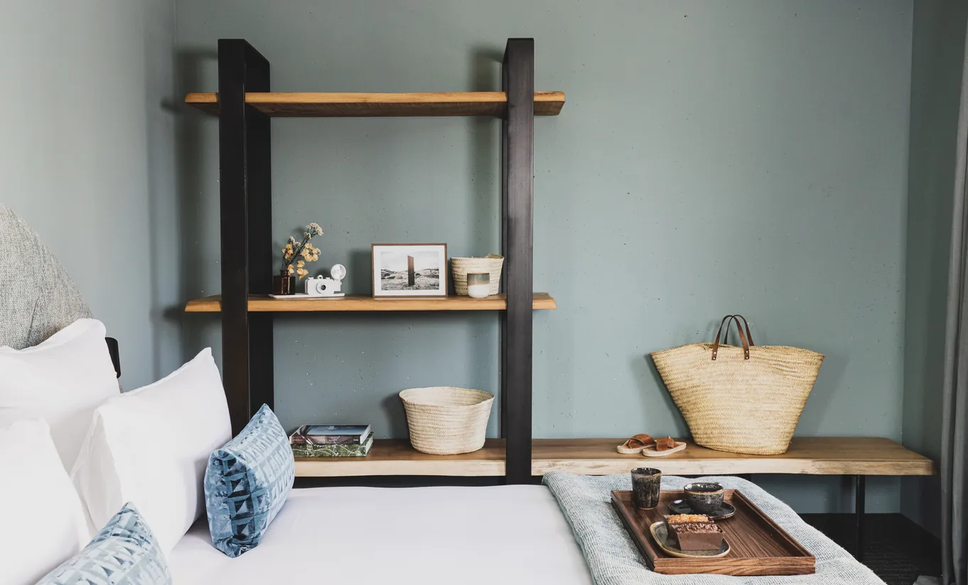 Decorative shelving and refined interior design, Experimental Group.