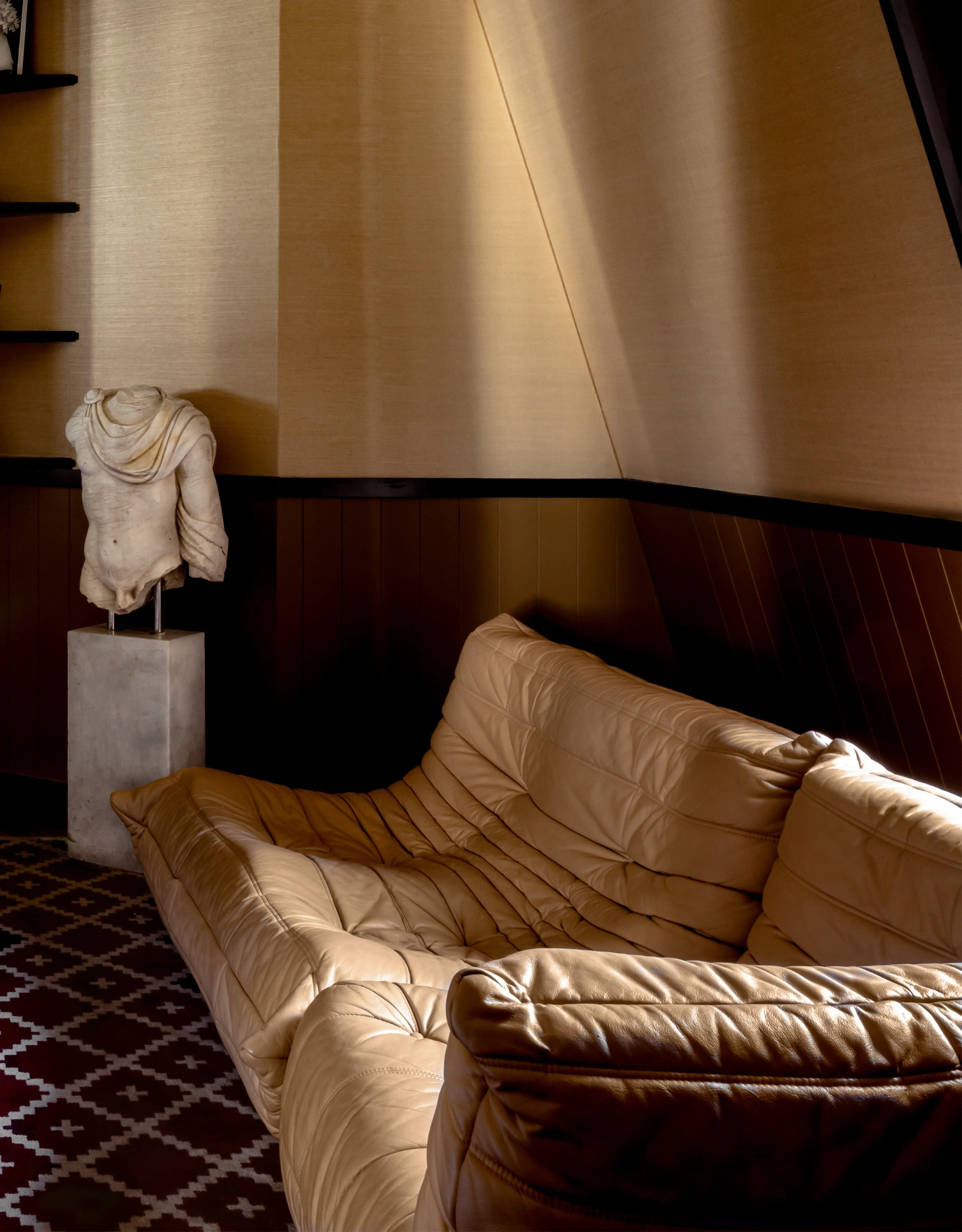 Comfortable sofa in a richly decorated lounge, embodying the comfort and elegance typical of the Experimental Group.