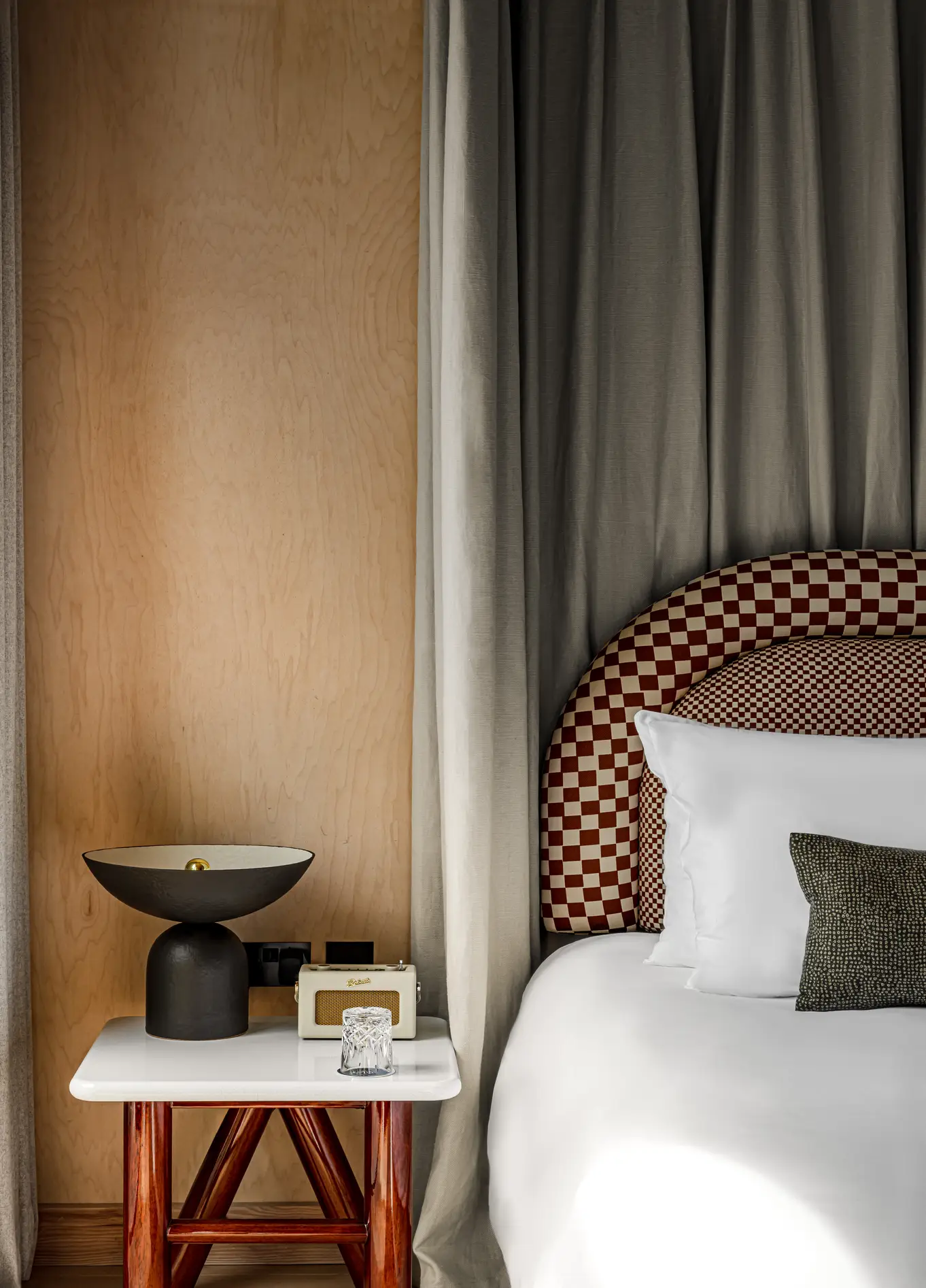 Chambre avec lit en lin blanc et table de nuit en rotin au Cowley Manor Experimental, Cotswolds