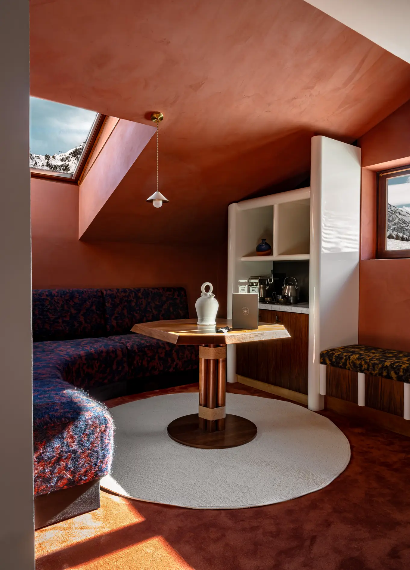 Chambre cosy sous les toits avec canapé rose à l'Experimental Chalet, Val d'Isère, Alpes françaises