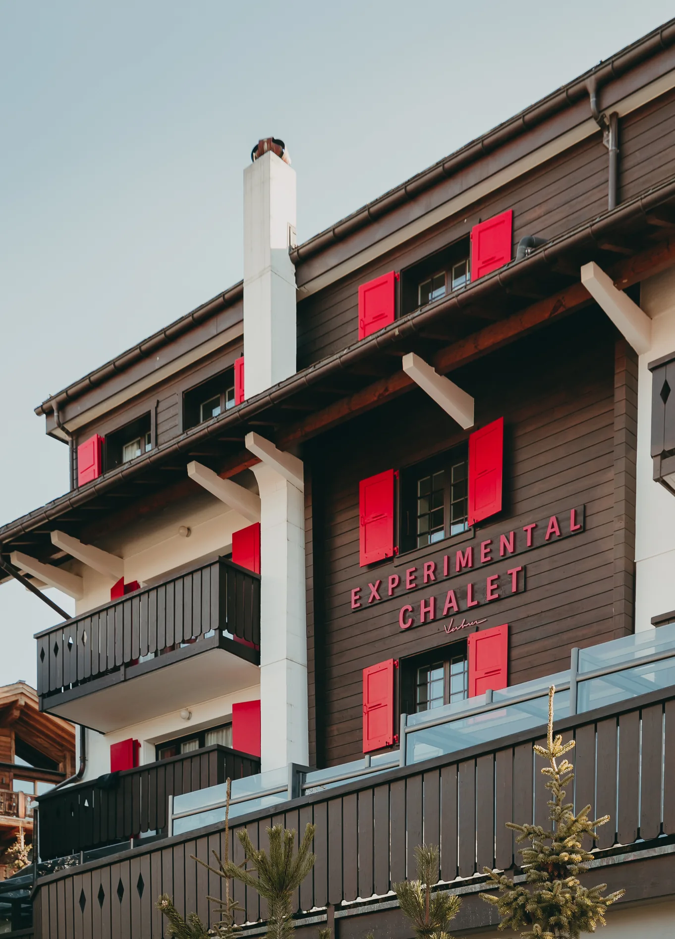 Fachada exterior del Chalet Experimental con contraventanas rojas, Verbier, Alpes suizos