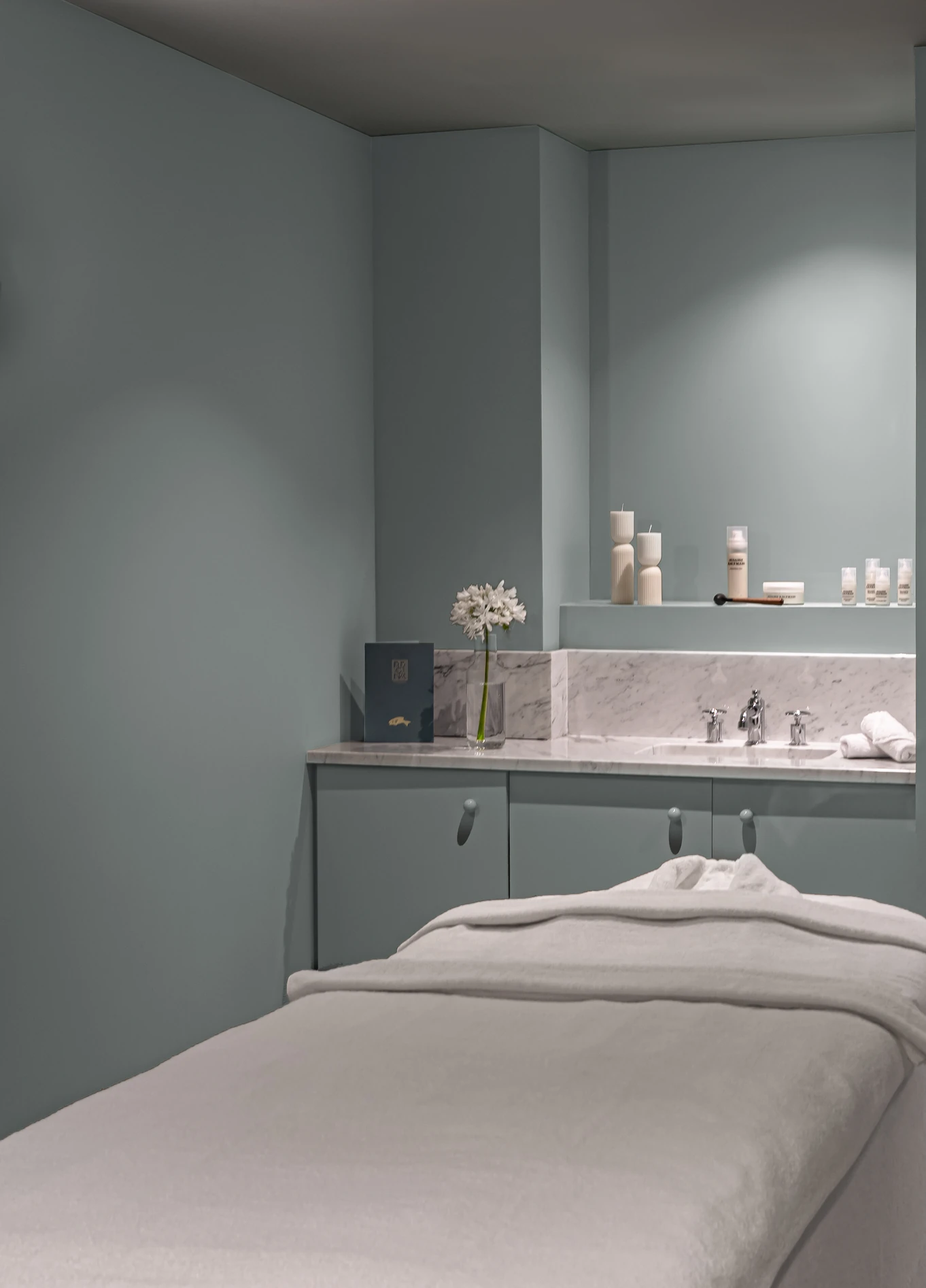 Relaxing atmosphere in a clean and modern spa treatment room at Regina Experimental.